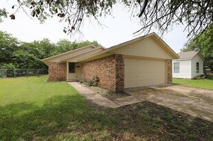 811 Clyde St in White Settlement, TX - Building Photo