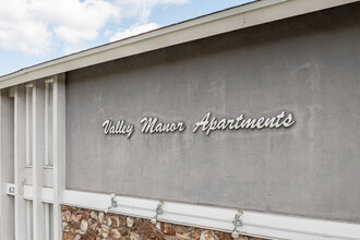 Valley Manor Apartments in Alhambra, CA - Foto de edificio - Building Photo