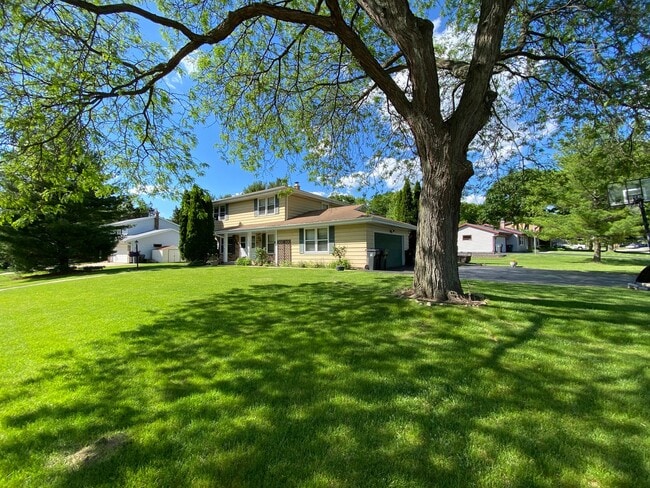 746 Penbrook Way in Hartland, WI - Building Photo - Building Photo
