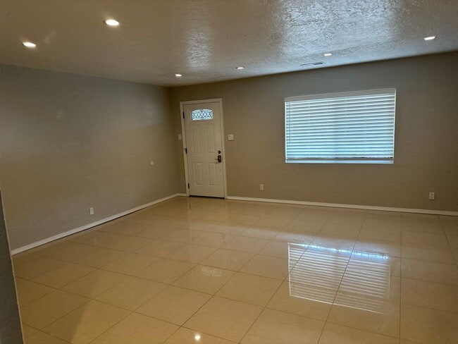 2423 Palomas Dr NE in Albuquerque, NM - Foto de edificio - Building Photo