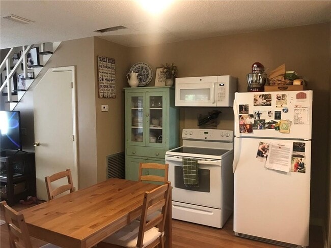 1904 Holly Ave in Brunswick, GA - Building Photo - Building Photo