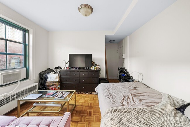 536 E 79th St in New York, NY - Building Photo - Building Photo