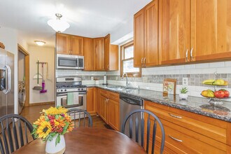 514 Powers Ct in Yorkville, IL - Building Photo - Building Photo