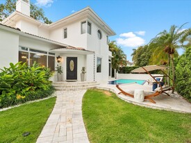 825 SW 23rd Rd in Miami, FL - Building Photo