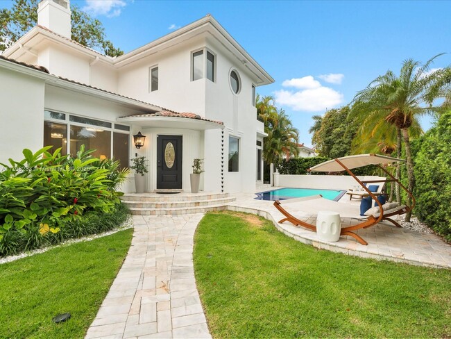 property at 825 SW 23rd Rd