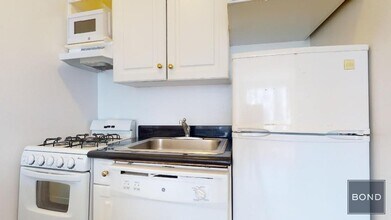 1661 York Ave in New York, NY - Building Photo - Building Photo