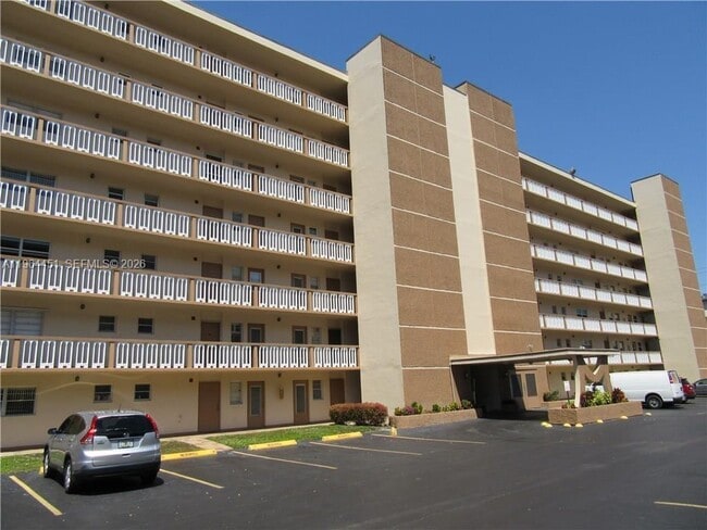 609 NE 14th Ave in Hallandale Beach, FL - Building Photo - Building Photo