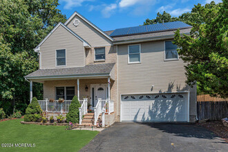 25 Oakshades Ave in Strathmore, NJ - Building Photo - Building Photo