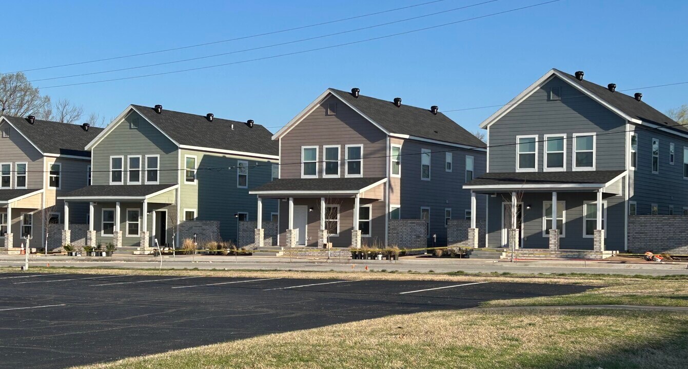 700 E Johnson Ave, Unit A in Springdale, AR - Foto de edificio