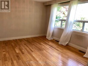 15 Bowerbank Dr in Toronto, ON - Building Photo - Building Photo