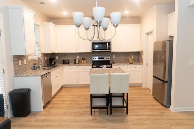 585 River Gdns Dr in Atlanta, GA - Building Photo - Building Photo