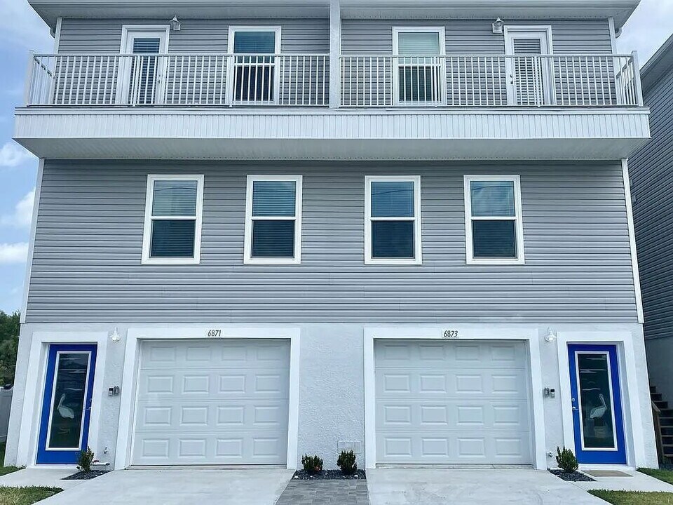 6873 Clark St in Hudson, FL - Foto de edificio