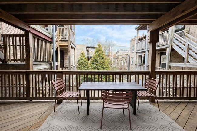 2467 N Clark St, Unit 2 in Chicago, IL - Foto de edificio - Building Photo