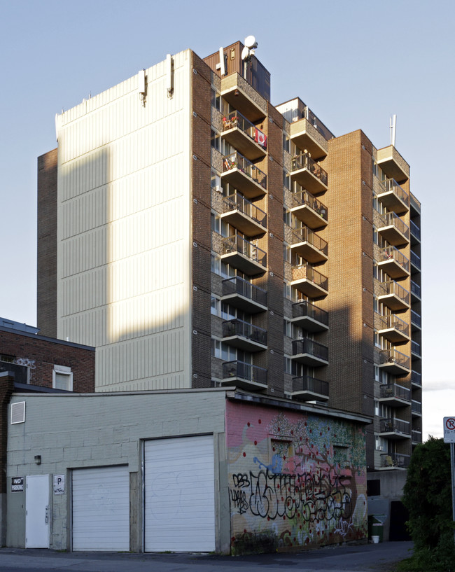 Wellington Towers Apartments in Ottawa, ON - Building Photo - Building Photo