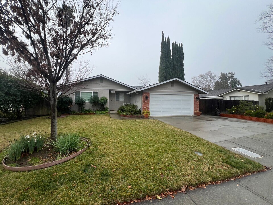 1609 Manzanita Ln in Davis, CA - Building Photo