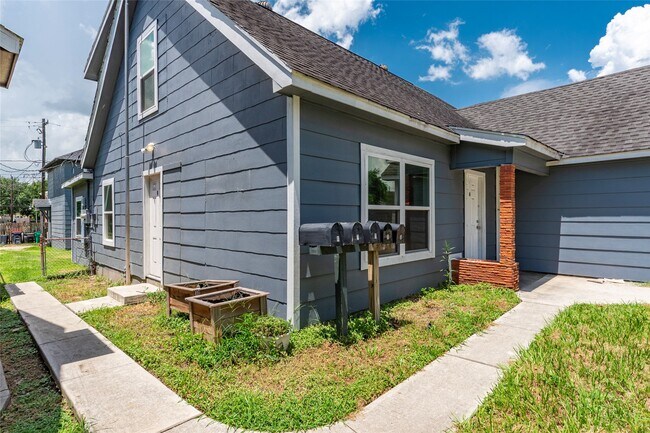 2801 Virginia St in Baytown, TX - Building Photo - Building Photo