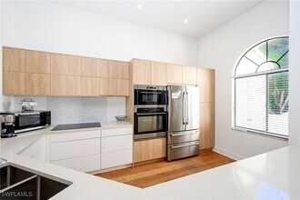 601 Beachwalk Cir in Naples, FL - Foto de edificio - Building Photo