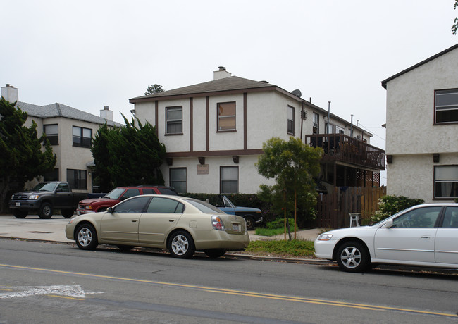 1049-1055 Loring St in San Diego, CA - Foto de edificio - Building Photo