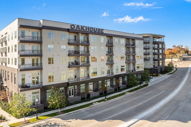 Oakhouse in Dallas, TX - Foto de edificio - Building Photo