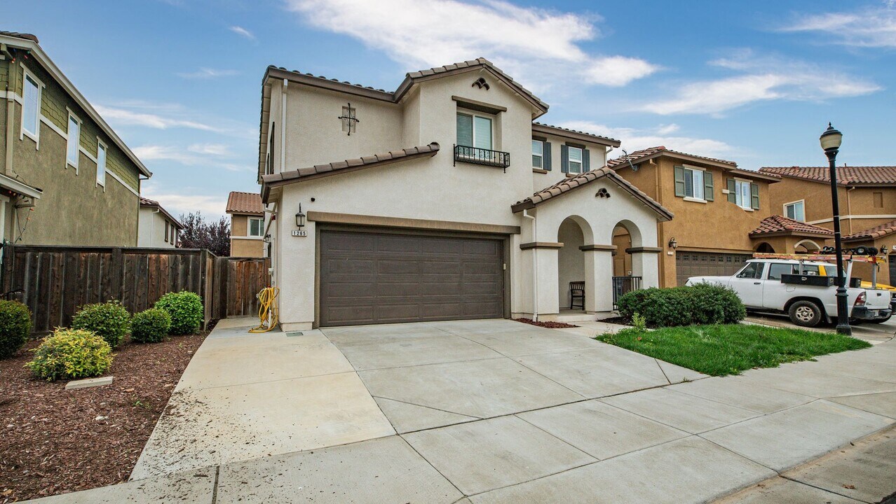 1265 Baylor Way in Dixon, CA - Building Photo