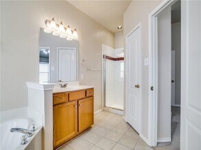 5313 Hibbs Dr in Fort Worth, TX - Foto de edificio - Building Photo