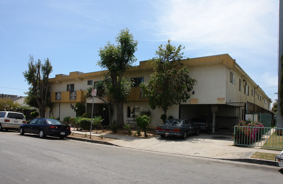 Swansea Park Apartments in Los Angeles, CA - Building Photo