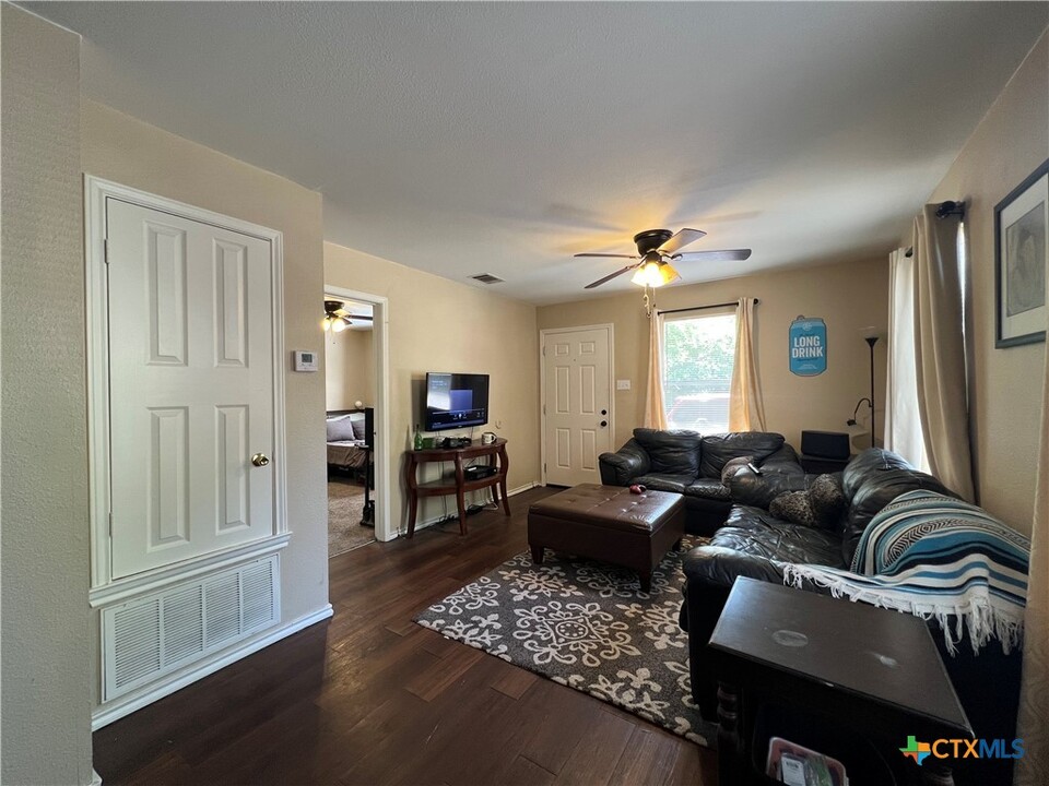896 Advance St in San Marcos, TX - Building Photo