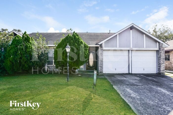 8326 Carmelwood Ln in Humble, TX - Foto de edificio