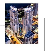 244 Biscayne Blvd in Miami, FL - Building Photo
