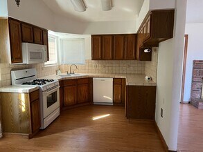 2252 Teakwood Way in Hanford, CA - Building Photo - Building Photo