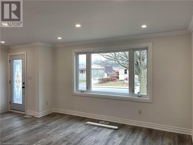 114 Warren Ave in Hamilton, ON - Building Photo - Building Photo