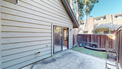 2436 Brittany Woods Ln in Costa Mesa, CA - Building Photo - Building Photo