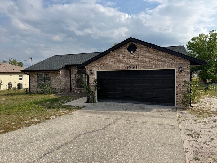 1921 Lavina St in Deltona, FL - Building Photo