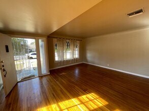 326-328 Flower St in Bakersfield, CA - Building Photo - Building Photo