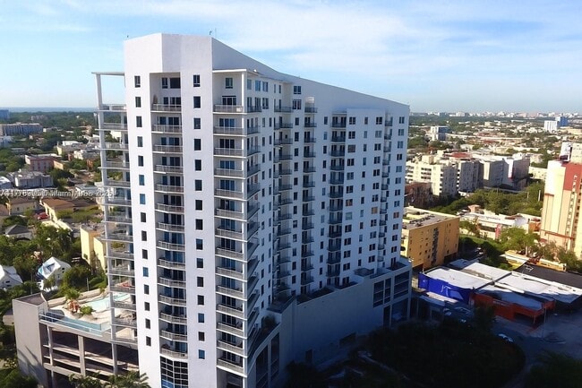 10 SW South River Dr in Miami, FL - Building Photo - Building Photo