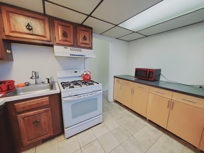 641 Summer St, Unit E in Stamford, CT - Foto de edificio - Building Photo