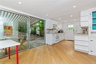 10 Brook Ln in Scarsdale, NY - Building Photo - Building Photo