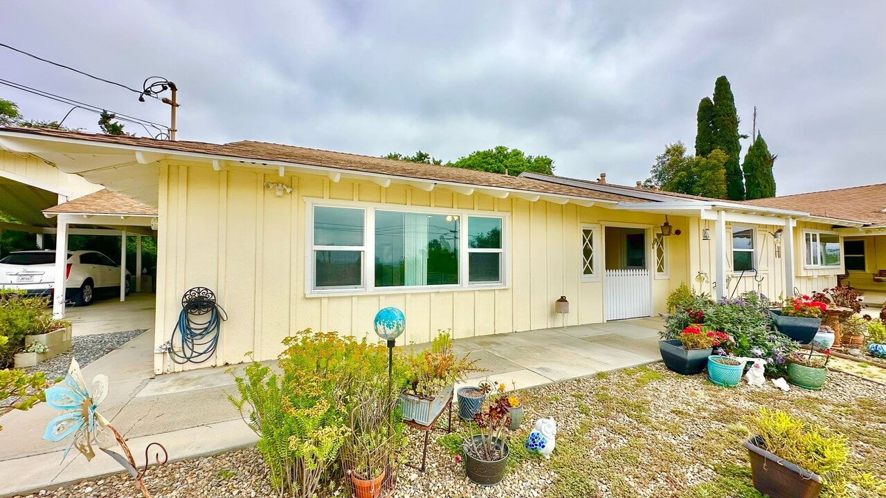 1744 Vía Entrada in Fallbrook, CA - Building Photo
