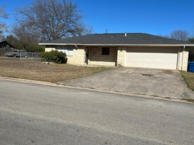 612 Bluebonnet Dr in Kerrville, TX - Building Photo