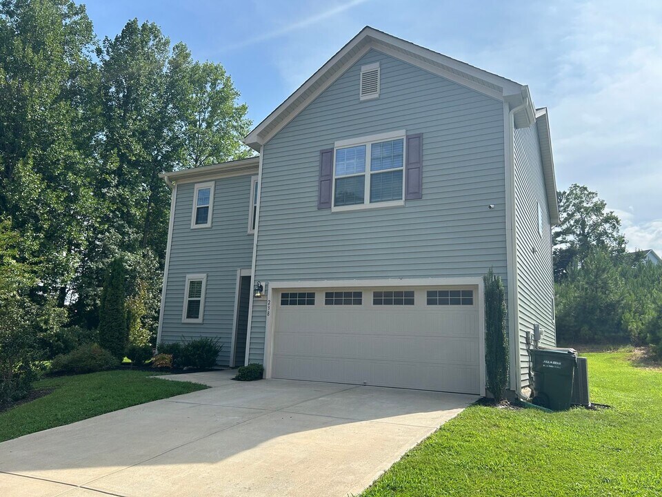 238 Lynn Dr in Clayton, NC - Building Photo
