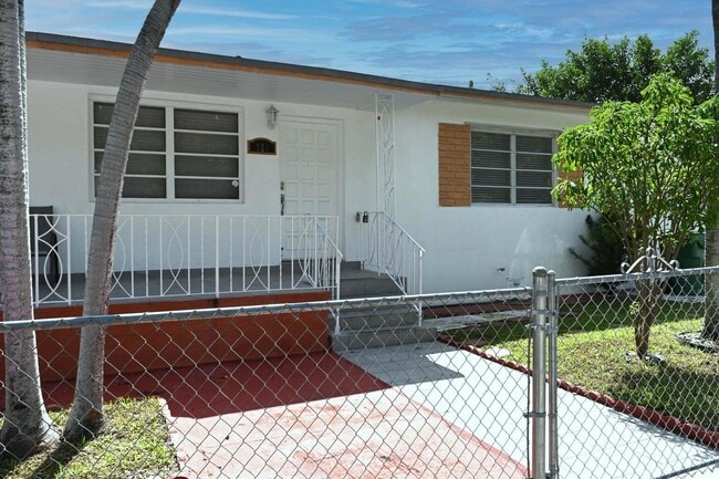 321 NW 21st Ave in Miami, FL - Foto de edificio - Building Photo