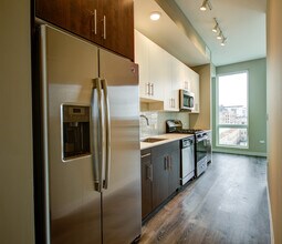 849 W Grand Ave in Chicago, IL - Building Photo - Building Photo