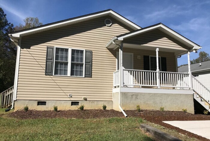 2707 Dearborn Dr in Durham, NC - Building Photo