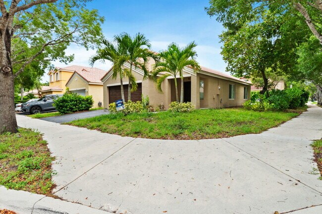 4498 Dogwood Cir in Weston, FL - Building Photo - Building Photo