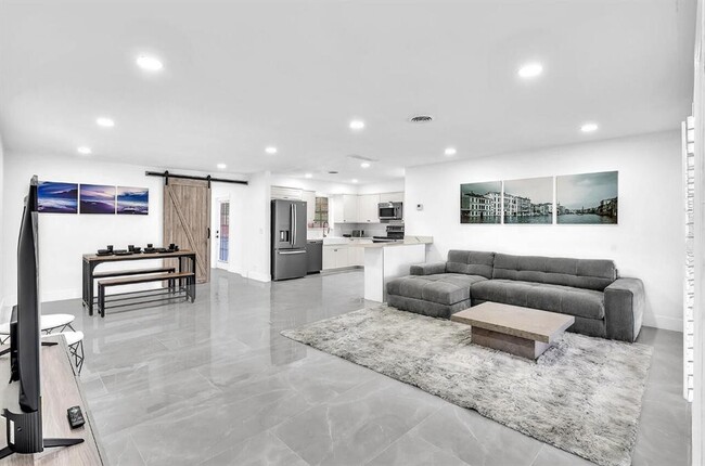 2112 N 14th Ter in Hollywood, FL - Building Photo - Building Photo