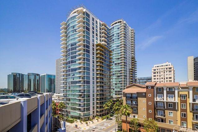 411 W Seaside Way in Long Beach, CA - Building Photo
