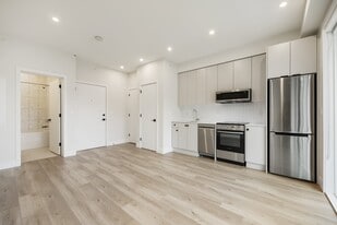 45497-45497 Campus Dr in Chilliwack, BC - Building Photo