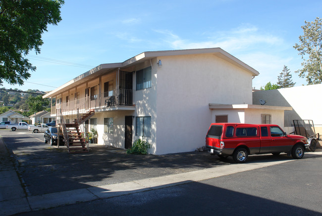 516 E Santa Barbara St in Santa Paula, CA - Building Photo - Building Photo