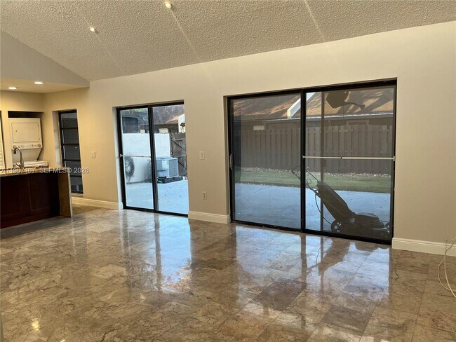 1571 NW 98th Way in Pembroke Pines, FL - Building Photo - Building Photo