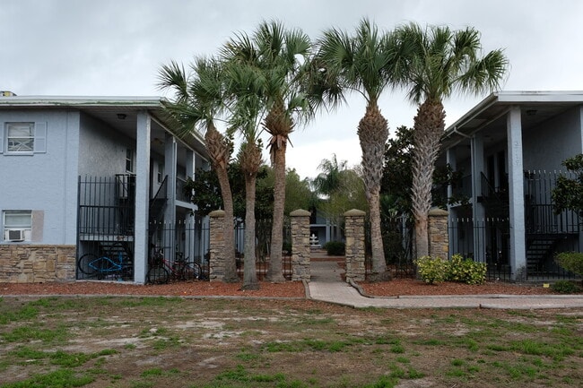 Keystone Courtyard Apartments in Tampa, FL - Foto de edificio - Building Photo